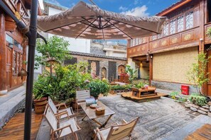 Outdoor dining - Liushanmen Inn (Lijiang)