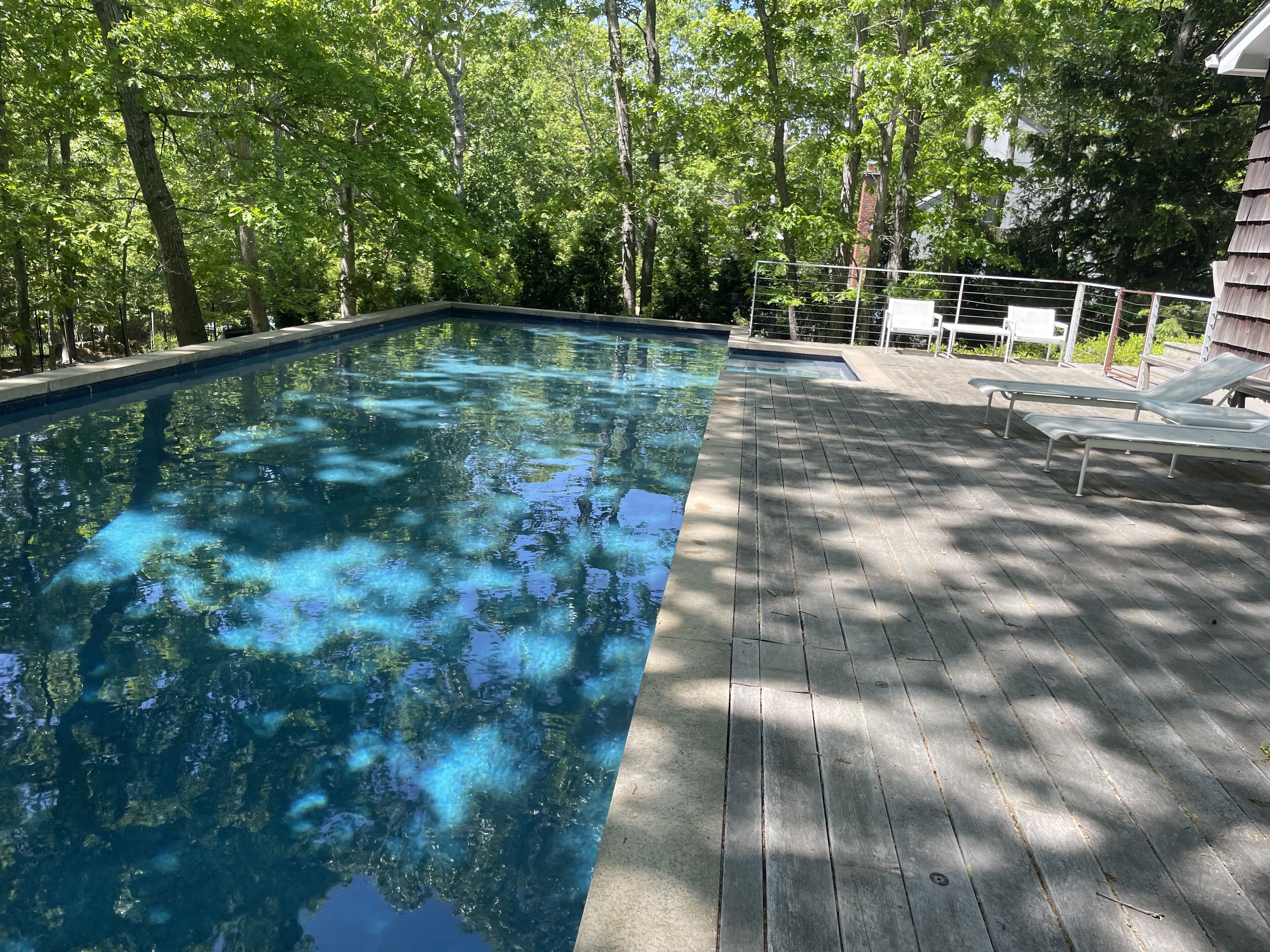 Utendørsbasseng og et oppvarmet basseng