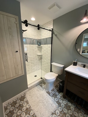 Douche, sèche-cheveux, serviettes fournies, savon