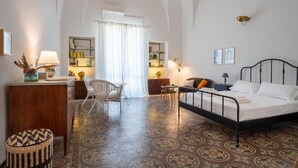 A bedroom with a bed, bedside tables, a chair, a desk, and a bookshelf. - Le Cementine in Lecce (Lecce)
