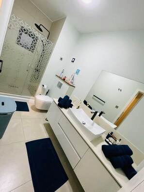 Apartment | Bathroom | Shower, towels