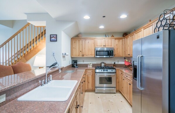 Condo, 4 Bedrooms | Private kitchen