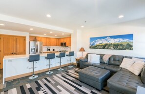Condo, 3 Bedrooms | Living area