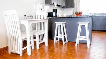 Apartemen | Dapur pribadi | Lemari es, microwave, oven, dan ketel listrik