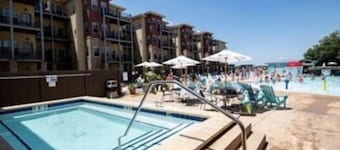 Penthouse Luxury with Lake Views & 6 FREE waterpark passes daily at Bridges Bay.