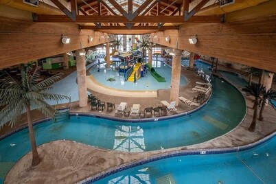 Penthouse Luxury with Lake Views & 6 FREE waterpark passes daily at Bridges Bay.