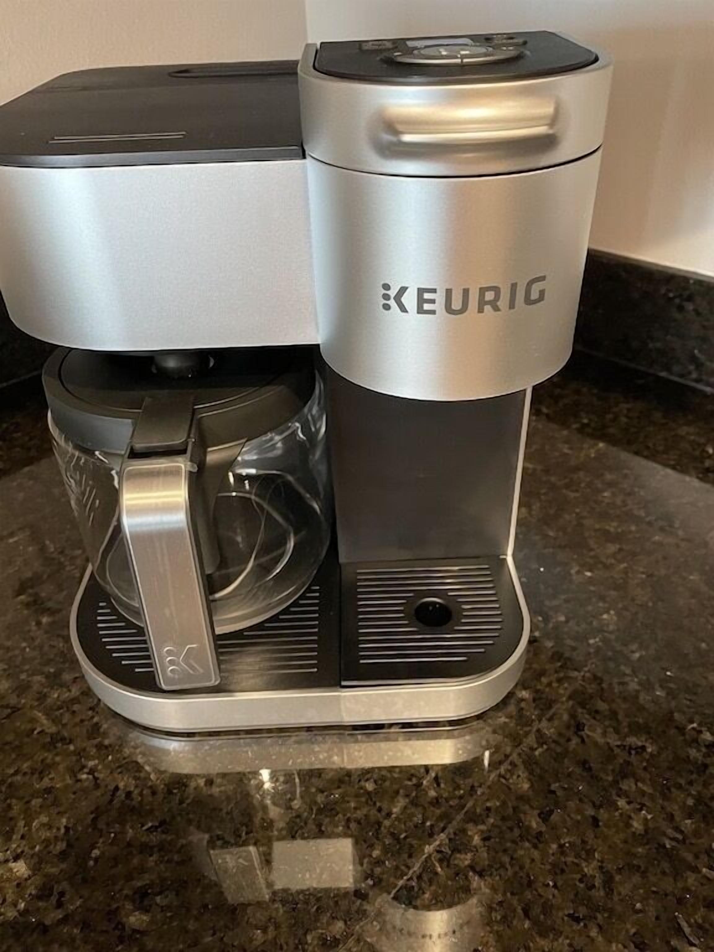 En Keurig-kaffemaskin placerad på en bänkskiva av granit.