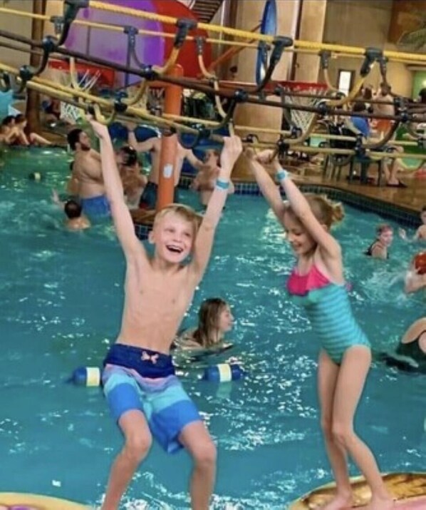 Una piscina cubierta, una piscina al aire libre