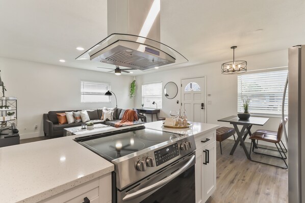 Réfrigérateur, micro-ondes, four, plaque de cuisson