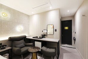 デラックス ルーム | 高級寝具、低反発ベッド、客室ごとに異なる装飾、ノートパソコン用作業スペース