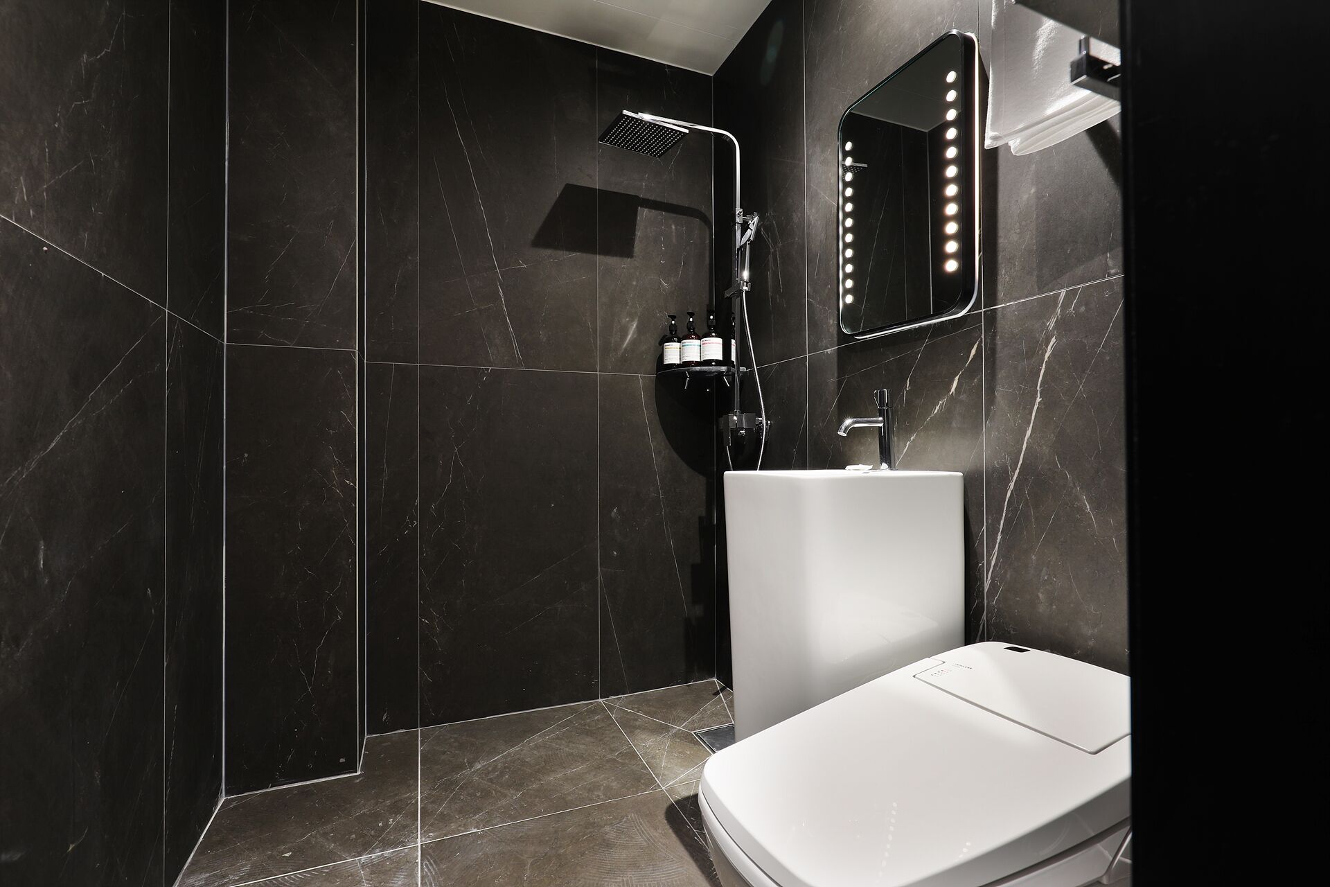 Habitación estándar | Baño | Artículos de higiene personal gratuitos, secador de pelo y albornoces