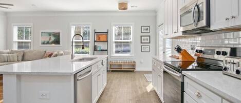 Geladeira, micro-ondas, fogão, cooktop