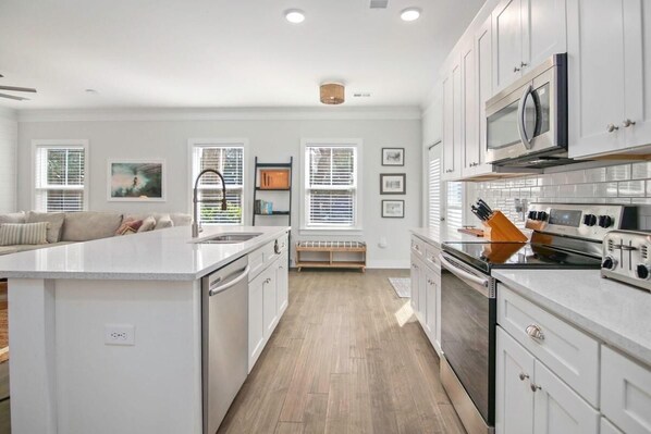 Fridge, microwave, oven, stovetop - Ride The Wave/ 5 min to Beach/ 7 min to Dtwn (Mount Pleasant)