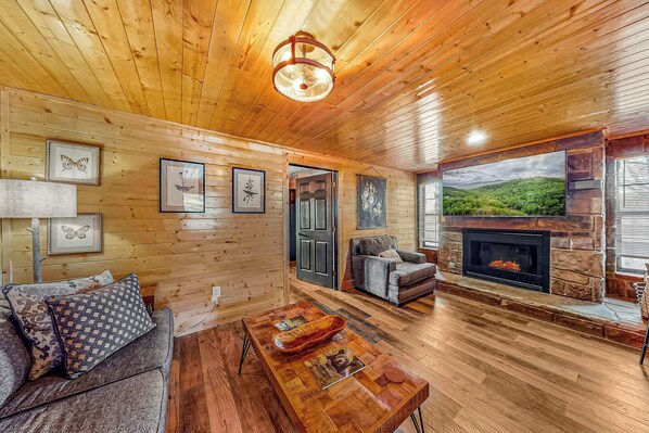 TV, fireplace, offices - Dolly's Castle Unit 4 (Sevierville)