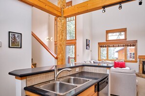 Interior - Very nicely appointed 3 Bedroom, 2 Bath Condo. Sleeps 8 (Rossland)