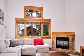 TV - Very nicely appointed 3 Bedroom, 2 Bath Condo. Sleeps 8 (Rossland)