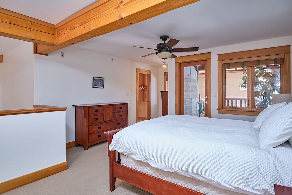 Very nicely appointed 3 Bedroom, 2 Bath Condo. Sleeps 8 Rossland Vrbo