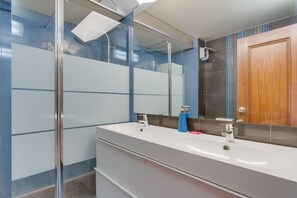 Appartement panoramique | Salle de bain | Douche, douche cascade, séchoir à cheveux, bidet
