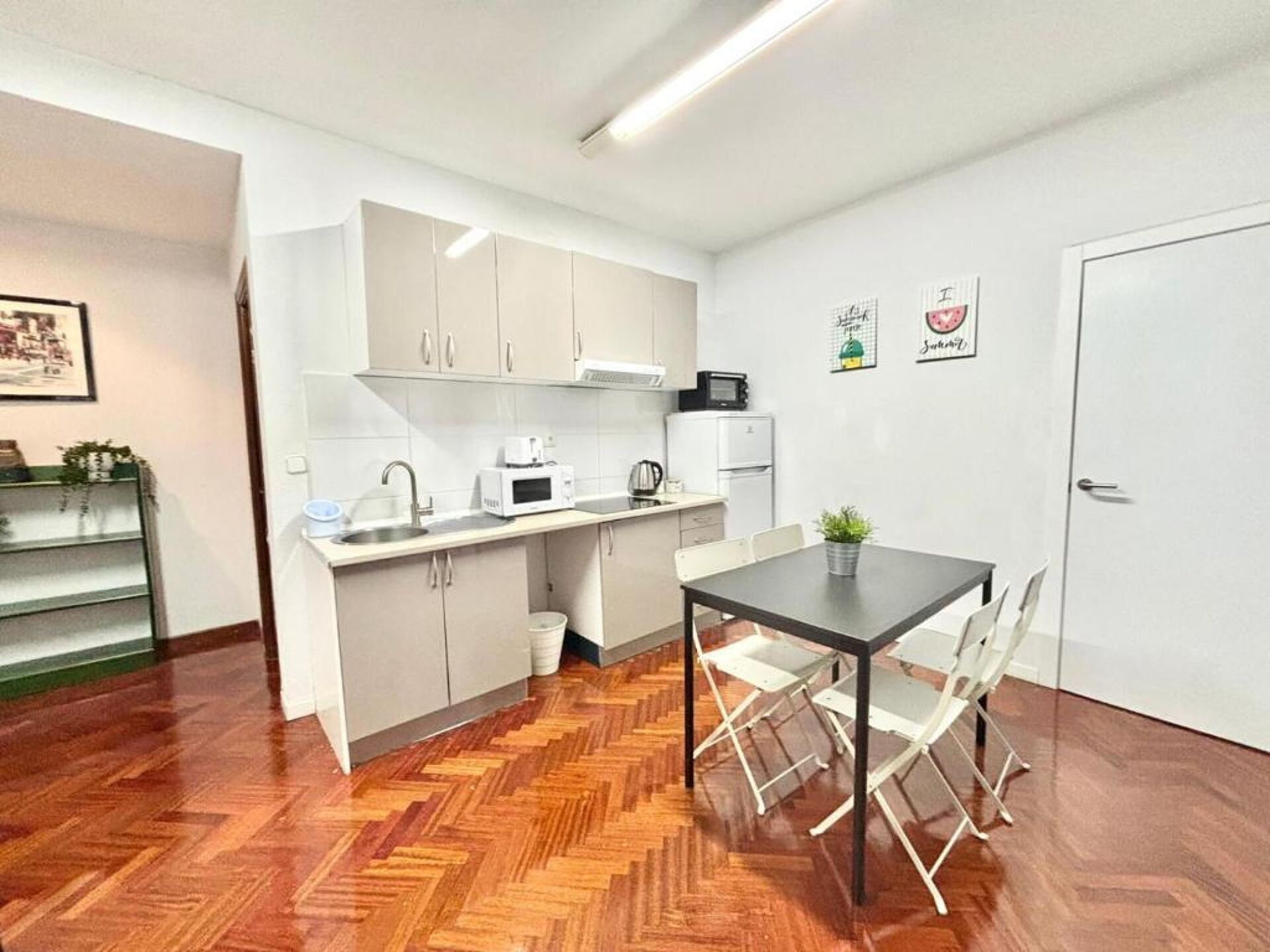 Een koelkast, een magnetron, een koffiezetapparaat/waterkoker