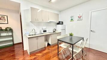 Een koelkast, een magnetron, een koffiezetapparaat/waterkoker