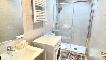 Haartrockner, Handtücher, Toilettenpapier