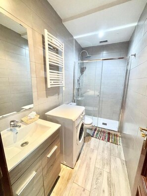 Sèche-cheveux, serviettes fournies, papier toilette