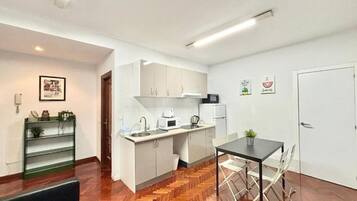 Kühlschrank, Mikrowelle, Wasserkocher mit Kaffee-/Teezubehör