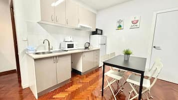 Kühlschrank, Mikrowelle, Wasserkocher mit Kaffee-/Teezubehör