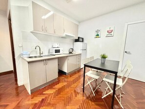 Kühlschrank, Mikrowelle, Wasserkocher mit Kaffee-/Teezubehör