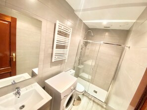 Sèche-cheveux, serviettes fournies, papier toilette