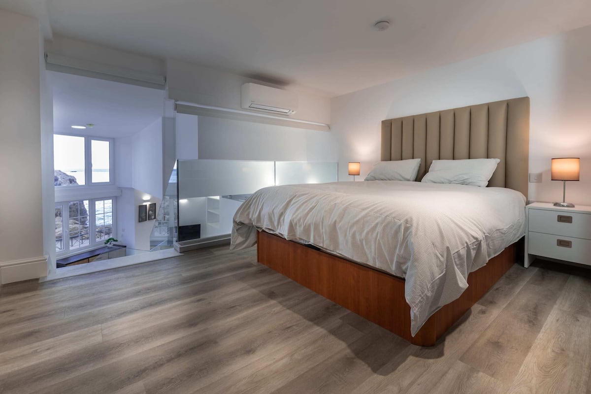 Departamento básico, 1 cama matrimonial y sofá cama, vista al mar | 1 habitación, escritorio y espacio para trabajar con laptop