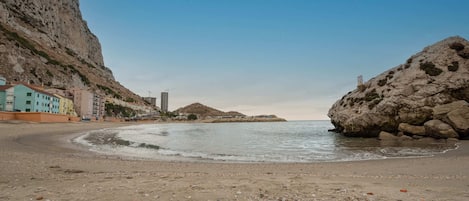 Eenvoudig appartement, 1 tweepersoonsbed met slaapbank, uitzicht op zee | Strand | Vlak bij het strand