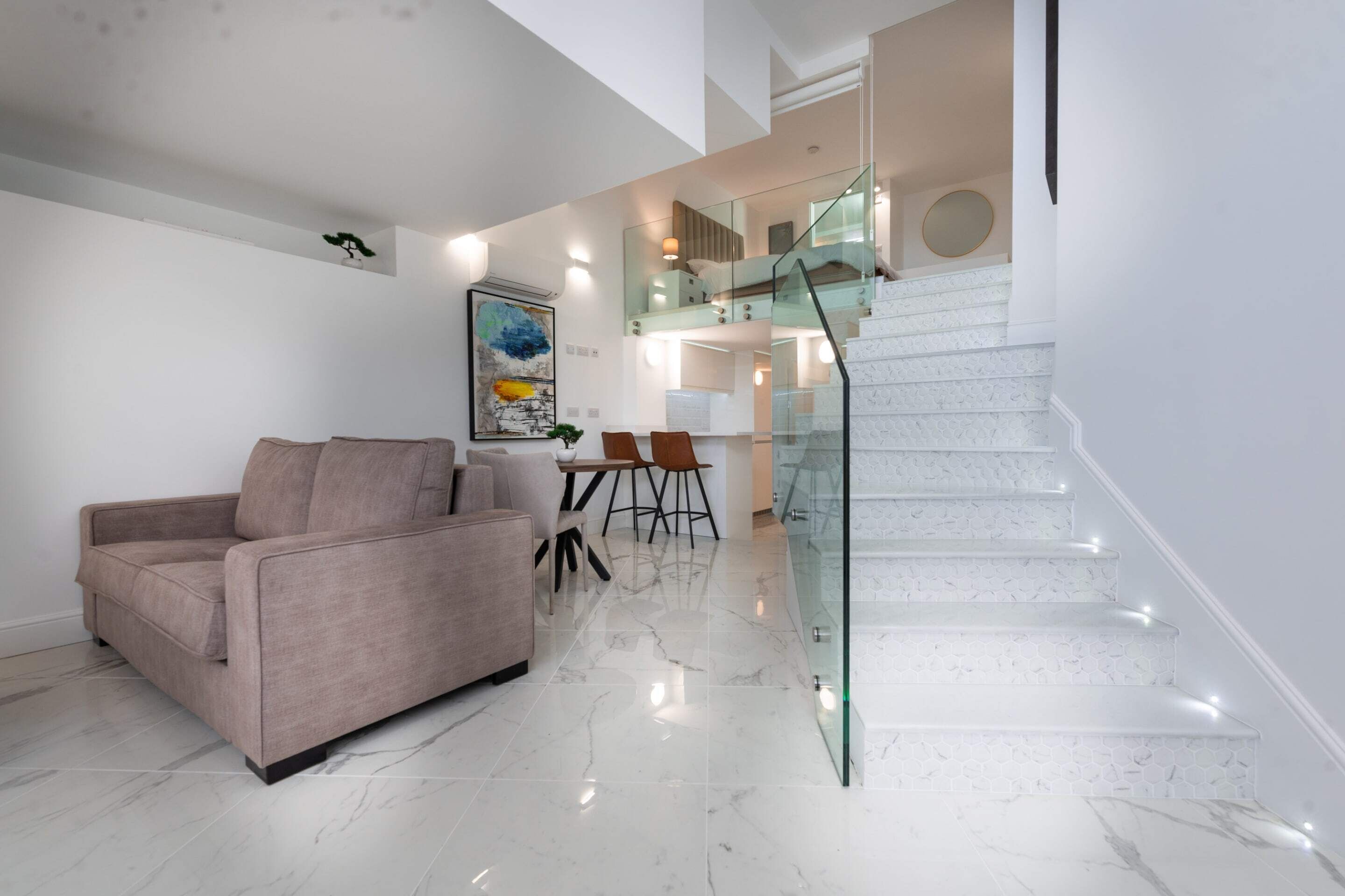 Eenvoudig appartement, 1 tweepersoonsbed met slaapbank, uitzicht op zee | Woonruimte | Televisie