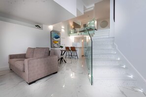 Appartement, 1 lit double et 1 canapé-lit, vue mer | Coin séjour | Télévision