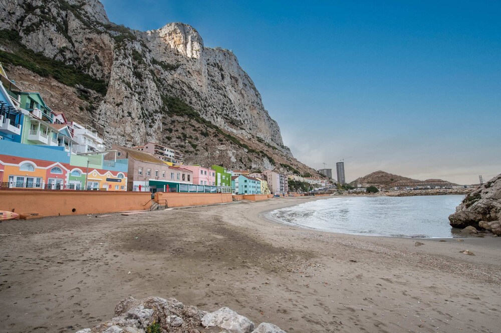 Beachfront Maisonette-hosted by Sweetstay