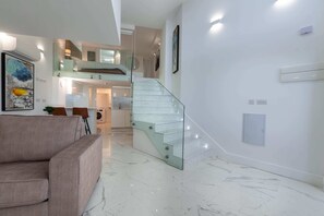 Appartement, 1 lit double et 1 canapé-lit, vue mer | Coin séjour | Tél�évision