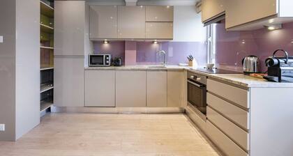 Beautiful 3-bed in the Heart of London With Parking-hosted by Sweetstay