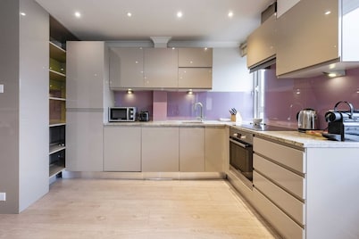 Beautiful 3-bed in the Heart of London With Parking-hosted by Sweetstay