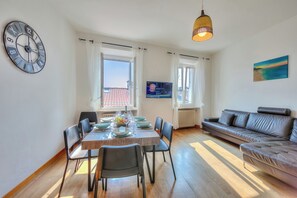 Family Apartment, Multiple Bedrooms (Muri Di Arco) | Living area | 21-inch TV with cable channels - Muri Di Arco (Arco)