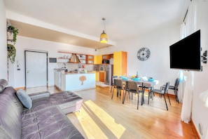 Family Apartment, 2 Bedrooms, Microwave (Muri Di Arco) | Living area | TV - Muri Di Arco (Arco)