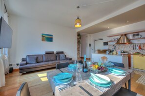Family Apartment, 2 Bedrooms (Muri Di Arco) | Living area | TV
