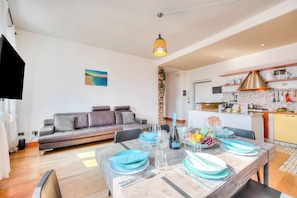 Family Apartment, 2 Bedrooms, Microwave (Muri Di Arco) | Living area | TV - Muri Di Arco (Arco)