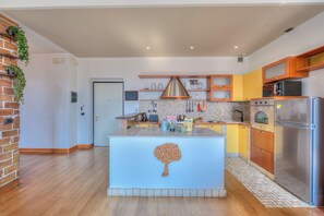 Family Apartment, Multiple Bedrooms (Muri Di Arco) | Private kitchen | Fridge, microwave, oven, stovetop - Muri Di Arco (Arco)