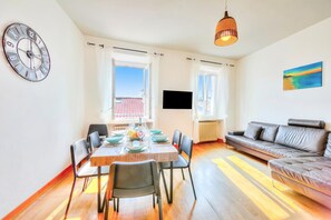 Family Apartment, 2 Bedrooms, Microwave (Muri Di Arco) | Living area | TV - Muri Di Arco (Arco)