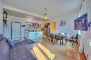 Family Apartment, Multiple Bedrooms (Muri Di Arco) | Living area | 21-inch TV with cable channels - Muri Di Arco (Arco)