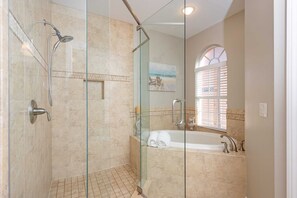 Badewanne, Haartrockner, Handtücher