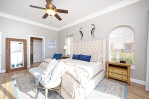 4 bedrooms, desk, iron/ironing board, internet