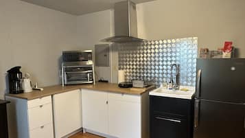 Een koelkast, een magnetron, een oven, een kookplaat