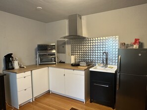 Kjøleskap, mikrobølgeovn, ovn og kokeplater