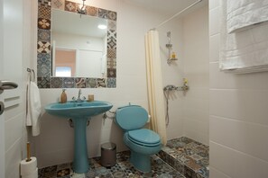 Shower, hair dryer, towels, soap - Delphic moments-Spacious apartment #1 (60 sqm) (Δελφοί)